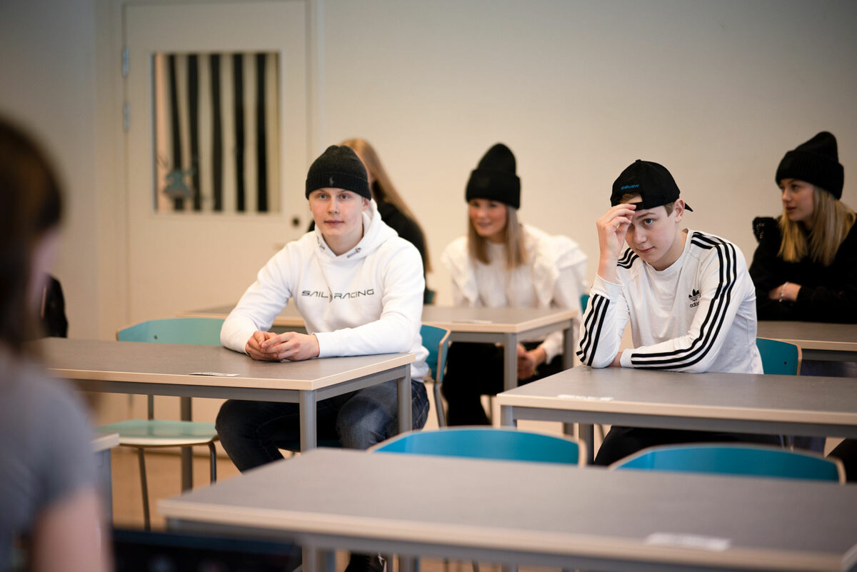 Elever sitter på lektion