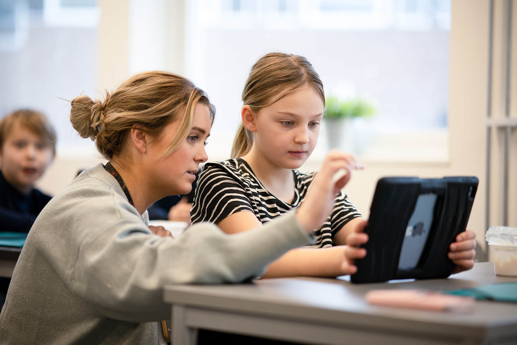 Lärare på Prolympia som hjälper elev under lektion