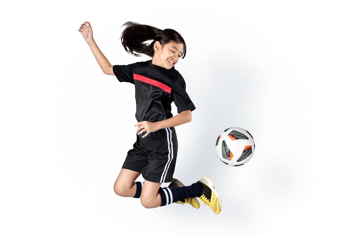 Tjej som hoppar och kickar fotboll