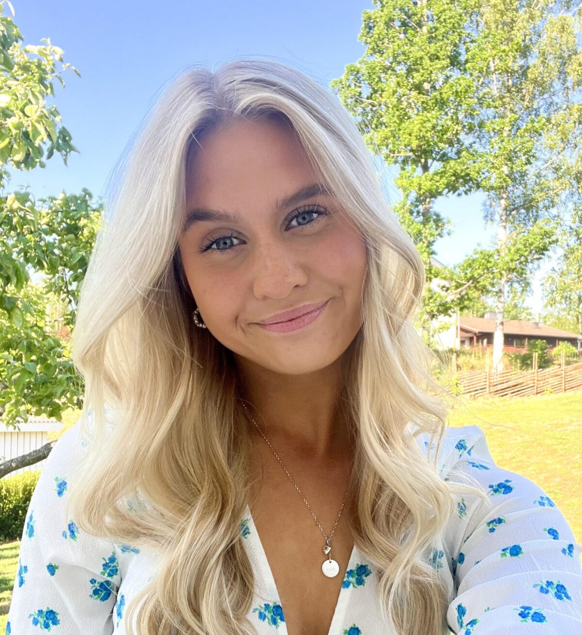 Mimmi tar en selfie i sommarvärmen.