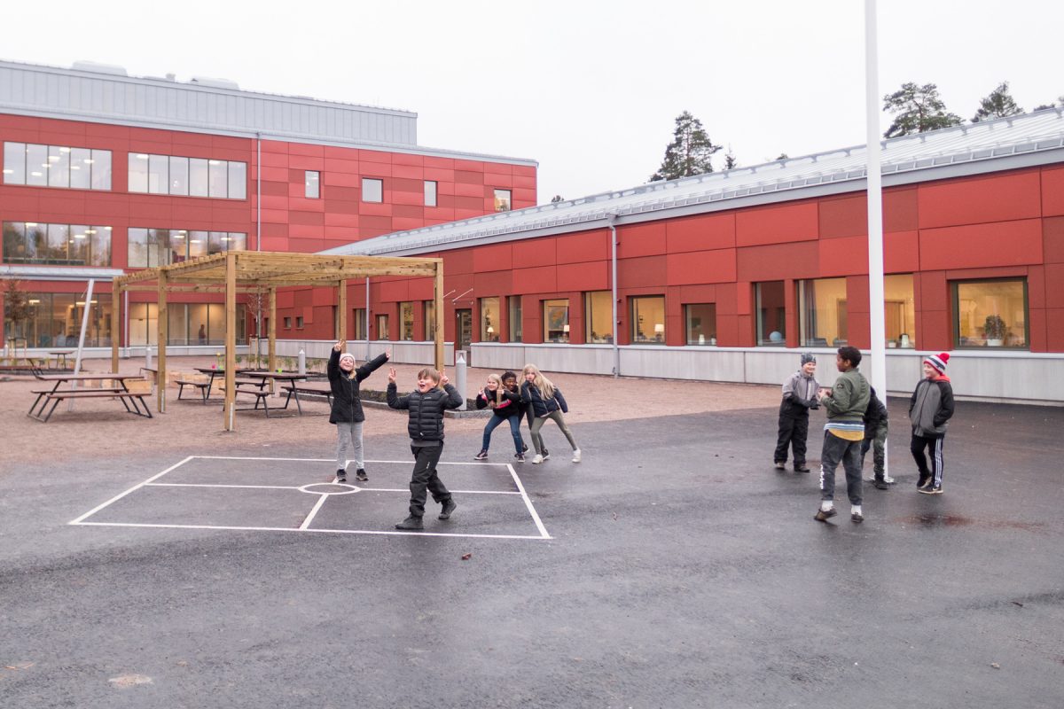 Skolgård med elever på Prolympia Gävle