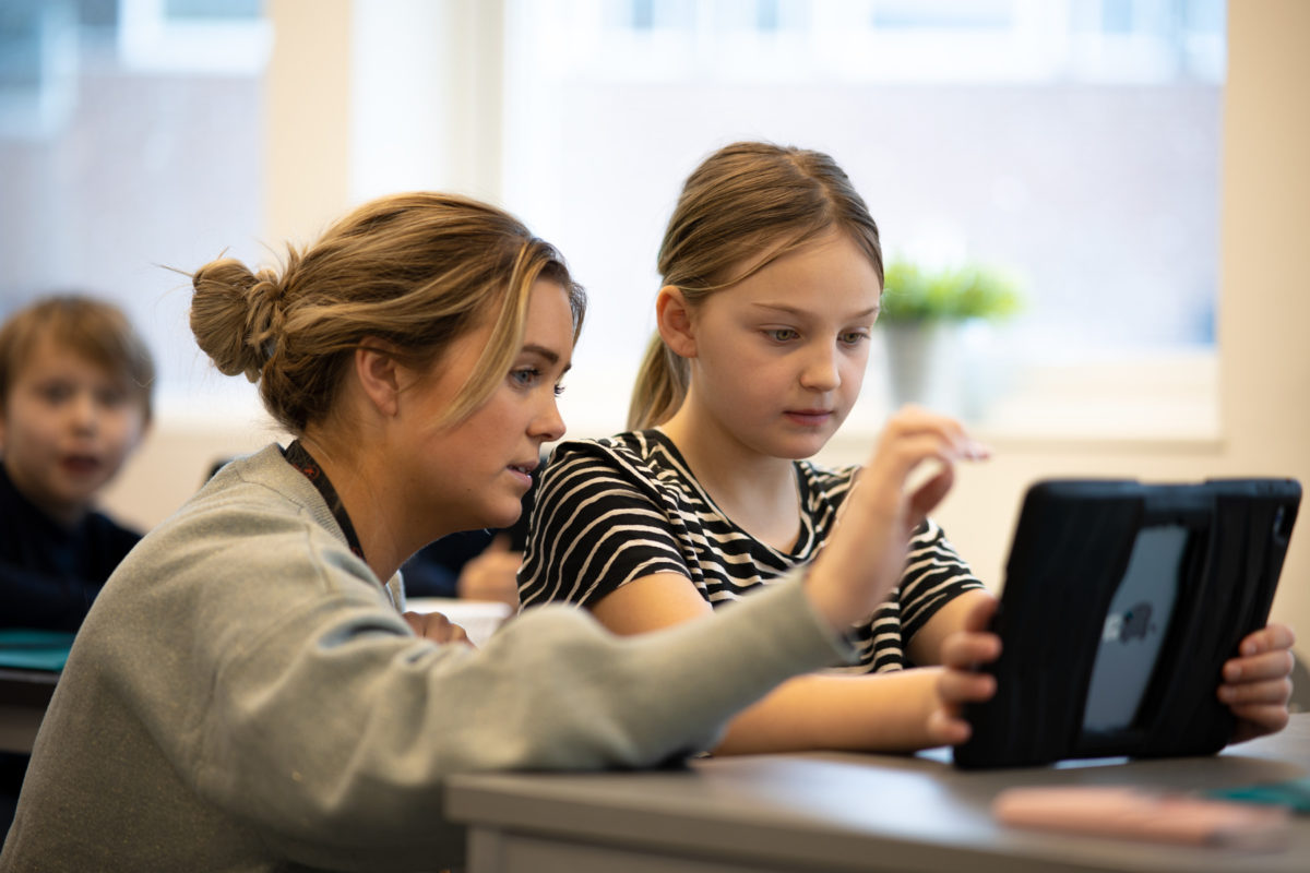 Lärare hjälper elev i klassrum