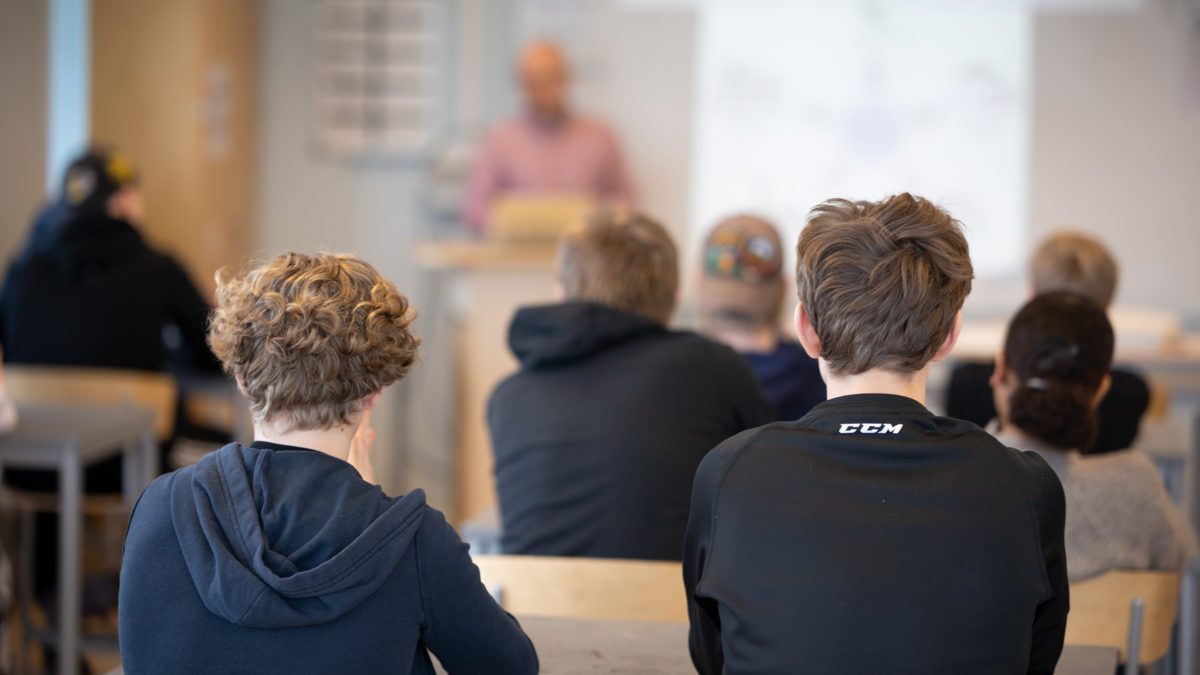 Elever i klassrum under lektion