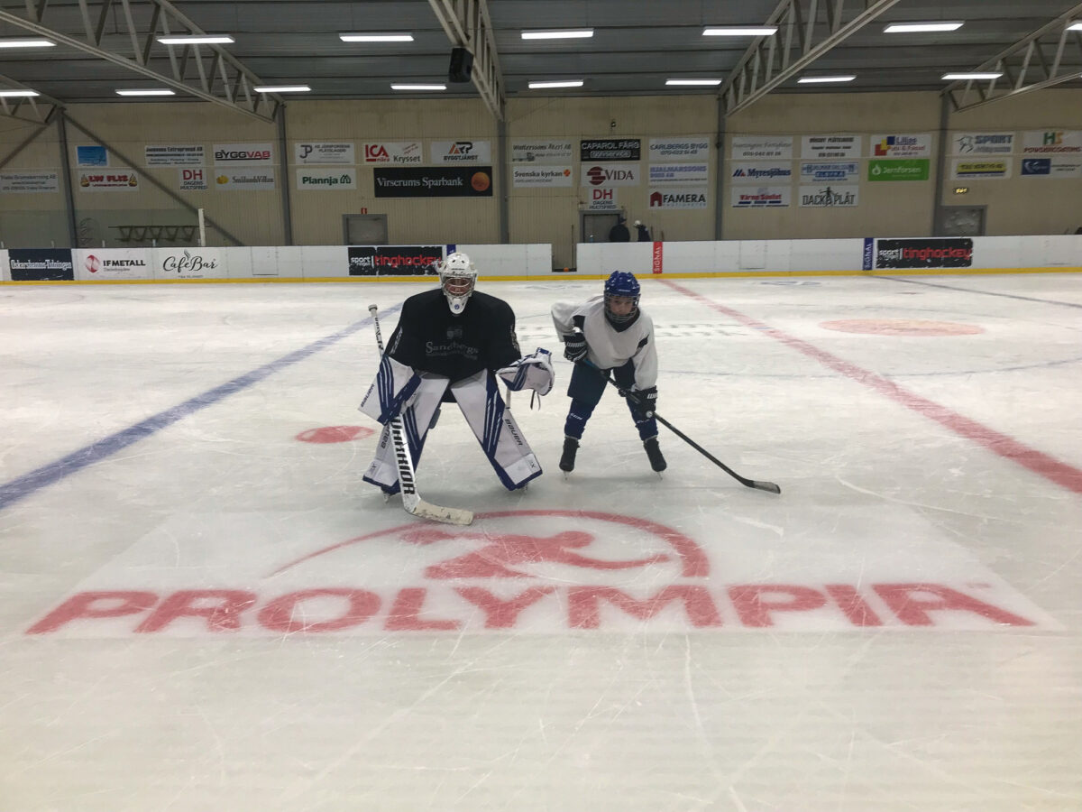 Syskonen spelar ishockey